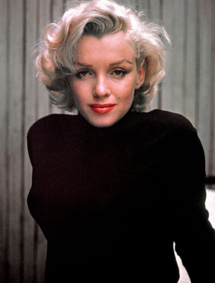 Marilyn Monroe là một trong những nữ diễn viên nổi tiếng nhất thế giới. Cô là nữ diễn viên hạng A trong hơn 1 thập kỷ. Những bộ phim cô tham gia đã thu về hơn 200 triệu USD (khoảng 1,6 tỷ USD ngày nay). Tuy nhiên, cái chết đầy bí ẩn của của người nổi tiếng Marilyn Monroe khiến nhiều người bất ngờ và cảm thấy thương tiếc cô đào tài hoa nhưng yểu mệnh.