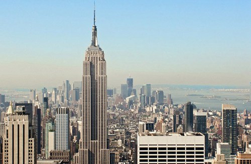 Tòa nhà Empire State Building là biểu tượng nổi tiếng của New York, Mỹ và là  điểm đến nổi tiếng thế giới. Công trình này được biết đến với 102 tầng. Tuy nhiên, ít ai biết rằng trên đó vẫn còn một căn phòng bí mật nữa, thuộc tầng thứ 103. Trong khi các tầng khác đều có biện pháp an ninh, nhằm đảm bảo du khách không bị rơi từ trên cao xuống thì riêng tầng 103 chỉ có một lan can thấp.