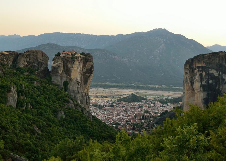  Tu viện Meteora (trong tiếng Hy Lạp có nghĩa là “lơ lửng trong không trung” hay “ở trên thiên đàng”) hiện gồm có 6 tu viện nhỏ được xây dựng trên các đỉnh núi đá sa thạch tự nhiên ở rìa phía Tây Bắc khu vực Thessaly, Hy Lạp.