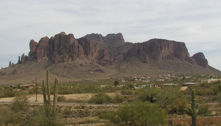 Superstition Mountains ở Arizona, Mỹ là một trong những  địa điểm kỳ bí nhất hành tinh. Nơi đây gắn liền với câu chuyện của Jacob Waltz - người phát hiện ra mỏ vàng giá trị.