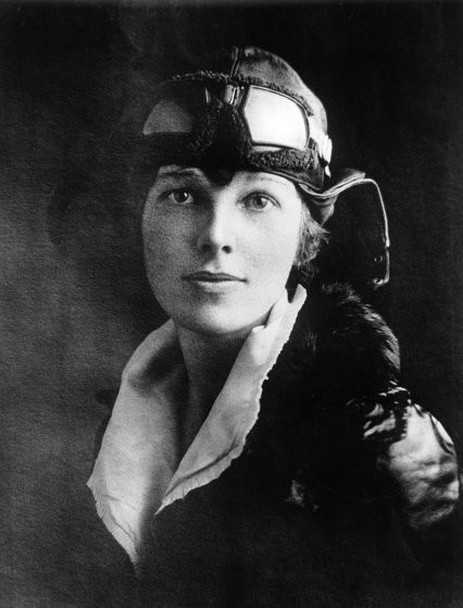 Amelia Earhart là nữ phi công đầu tiên trong lịch sử bay qua Đại Tây Dương một mình vào năm 1932. Bà là một trong số những  phụ nữ nổi tiếng ghi tên mình vào lịch sử nhân loại ở nhiều lĩnh vực mà họ tham gia.