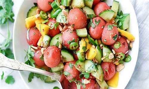 Salad tươi: Không gì tươi mát hơn một đĩa salad vào  bữa sáng. Hãy tự làm cho mình một phần salad nhiều trái cây. Dùng chuối, táo, dứa, đu đủ và thêm màu sắc cho đĩa salad của bạn với vài quả mâm xôi, việt quất, lựu và nho. Bạn có thể thêm một ít nước chanh và muối làm gia vị nếu bạn thích. Bữa sáng này sẽ trẻ hóa các giác quan của bạn và cung cấp các chất chống oxy hoá, khoáng chất và vitamin quan trọng.