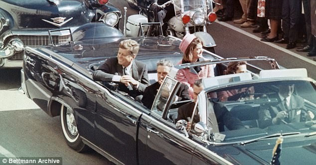 Gần 3.000 tài liệu về vụ ám sát Tổng thống John F. Kennedy mới được Mỹ giải mật. Trong số tài liệu này, những thông tin về cái chết của Lee Harvey Oswald - kẻ ám sát Tổng thống Kennedy nhận được sự chú ý.