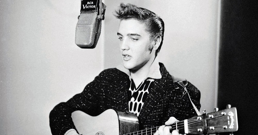 Elvis Presley - ông hoàng nhạc Rock ‘n Roll - là một trong những người nổi tiếng nhất thế giới được phát hiện tử vong trong nhà tắm của vợ chưa cưới ngày 16/8/1977. Nguyên nhân tử vong được xác định là do sử dụng thuốc quá liều. Presley được chôn cất bên cạnh mộ người mẹ tại Graceland.