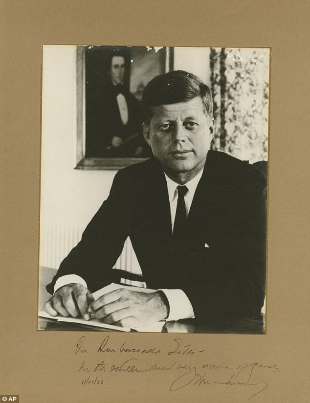 Một nhà phân phối tài liệu quý hiếm đang rao bán một bức ảnh chân dung cố  Tổng thống John F. Kennedy kèm chữ ký của ông với mức giá 80.000 USD (hơn 1,6 tỉ VND).