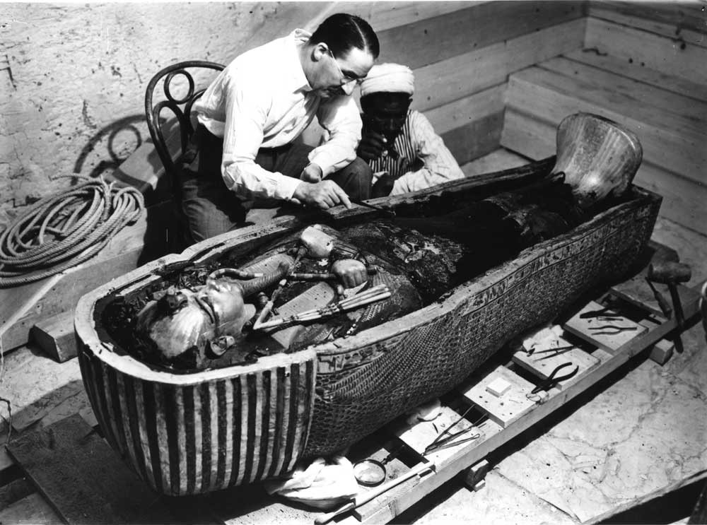 Năm 1922, nhà khảo cổ người Anh Howard Carter và nhóm của mình tìm thấy  lăng mộ pharaoh Tutankhamun tại Thung lũng các vị vua. Lăng mộ của vị vua này còn nguyên vẹn, không có dấu hiệu bị trộm cắp. Theo đó, nhóm khảo cổ của ông Carter phát hiện được kho báu khổng lồ với nhiều đồ tùy táng xa xỉ được chôn cất cùng thi hài pharaoh Tutankhamun.