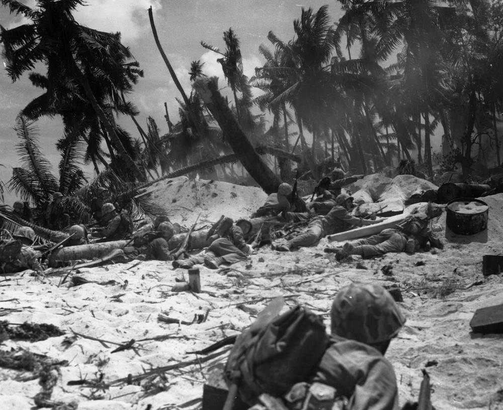  Thủy quân lục chiến Mỹ trong trận chiến Tarawa năm 1943 khốc liệt, đánh với quân đội Nhật Bản ở Thái Bình Dương. Trận Tarawa là một trận đánh thuộc Chiến dịch quần đảo Gilbert và Marshall. Mỹ đã giành chiến thắng trong trận này và đẩy lùi quân đội Nhật Bản sau những ngày chiến đấu cam go, ác liệt.