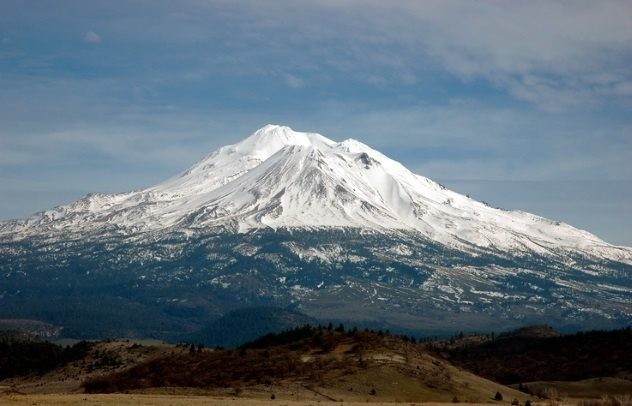 Núi Shasta nằm ở cuối phía nam của dãy Cascade Siskiyou County, California (Mỹ) được cho là địa điểm linh thiêng, kỳ bí gắn liền với  người ngoài hành tinh.