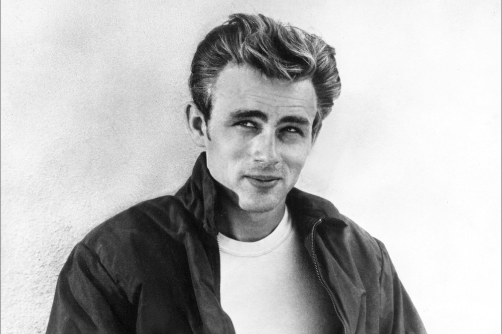 Nam diễn viên nổi tiếng James Dean qua đời ngày 30/9/1955 do gặp tai nạn xe hơi nghiêm trọng.  Nhân vật nổi tiếng này đã tử vong sau khi được chuyển đến bệnh viện.