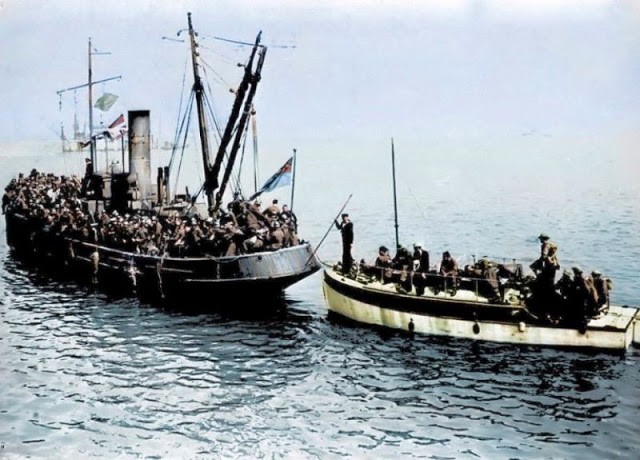 Trong  cuộc di tản Dunkirk năm 1940, khoảng 300.000 binh lính quân đồng minh được di tản khỏi Dunkirk (Pháp). Sự kiện này bắt nguồn từ việc phe đồng minh vừa phải chống trả trước những đợt tấn công dồn dập của phát xít Đức vừa phải rút lui ra bãi biển để về Anh. Trong ảnh là 2 chiếc thuyền chở đầy binh sĩ quân đồng minh trong cuộc di tản lớn nhất lịch sử quân sự.