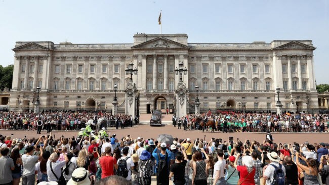 Cung điện Buckingham, nơi ở của  Nữ hoàng Anh mở cửa cho công chúng tham quan vào các tháng mùa hè, khi gia đình hoàng gia đi du lịch.