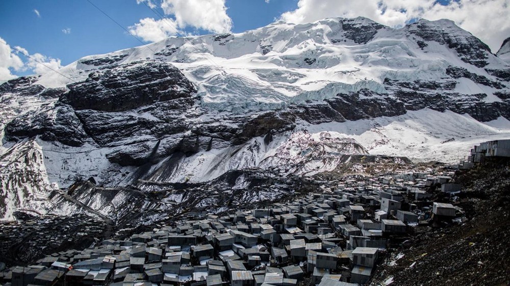 Thị trấn khai thác vàng La Rinconada ở Peru là một trong những  nơi đặc biệt nhất thế giới. Nằm trong dãy núi Andes và ở độ cao hơn 5.000m, La Rinconada là nơi có người sinh sống cao nhất trên Trái đất.