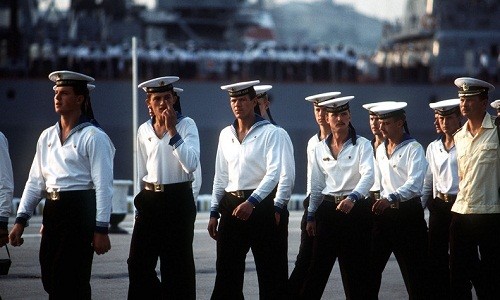 Trong chuyến thăm thành phố Sevastopol năm 1989, thủy thủ đoàn trên hai tàu  hải quân Mỹ USS Thomas S. Gates (CG-51) và USS Kauffman (FFG-59) được người dân địa phương chào đón nồng nhiệt.