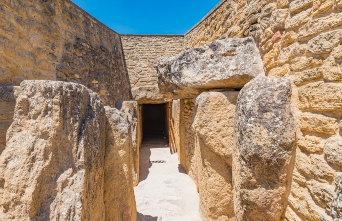 Mộ đá Antequera, Tây Ban Nha: Ngay bên ngoài thị trấn Antequera, khu mộ đá cổ ấn tượng này là một trong những công trình kiến trúc nổi bật nhất từ thời tiền sử của châu Âu và là ví dụ quan trọng nhất về chủ nghĩa Megalit châu Âu. Khu quần thể này được công nhận là  di sản thế giới vào năm 2016. Được xây dựng bằng các khối đá ở thung lũng Guadalhorce trong thời kỳ đồ đá mới. Ảnh: Takashi Images/Shutterstock.