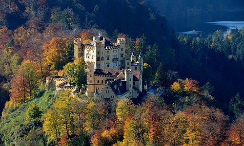 Lâu đài Hohenschwangau tọa lạc tại ngôi làng Hohenschwangau, Đức.  Lâu đài nổi tiếng này do vua Maximilian II của Bavaria xây dựng lên vào thế kỷ 19.