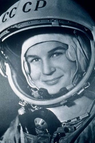 1. Năm 1963, Valentina Tereshkova (Nga) trở thành người phụ nữ đầu tiên du hành vũ trụ. Khi ấy, nữ phi hành gia này 26 tuổi. Bà là một trong những  phụ nữ nổi tiếng nhất lịch sử.