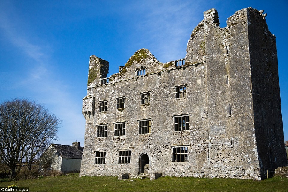  Lâu đài Leamaneh ở Burren, Ireland hiện bị bỏ hoang phế. Nơi đây từng là nơi ở của gia tộc O'Brien.