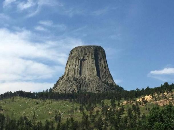  Núi Tháp Quỷ (Devils Tower) là một núi đá bazan khổng lồ nằm ở bang Wyoming, Mỹ. Ngọn núi này cao khoảng 380m.