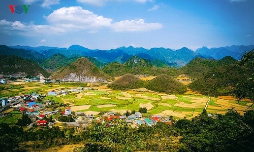  Hà Giang không chỉ lôi cuốn bởi núi non trập trùng hùng vĩ mà còn làm say đắm lòng người bởi những bản làng ấm áp, tươi vui – nơi mà mỗi địa danh đều gắn với câu chuyện dân gian được kể từ bao đời về tình yêu và sự hy sinh.