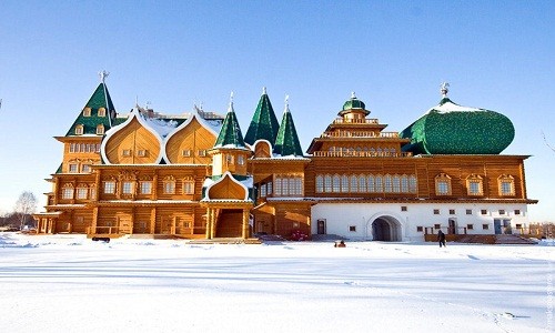 Dưới sự trị vì của Sa hoàng Alexei Mikhailovich,  cung điện gỗ Kolomenskoye là nơi ở của ông cũng như những Sa hoàng kế nhiệm. Cung điện Kolomenskoye được xây dựng từ nguyên liệu gỗ với phong cách kiến trúc độc đáo.