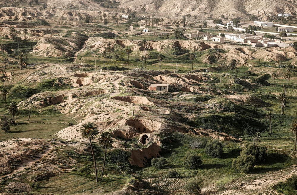 Trong nhiều thế kỷ qua, người dân ở vùng Djebel Dahar, Tunisia đã xây dựng và sống trong những  ngôi nhà nằm sâu trong lòng đất.