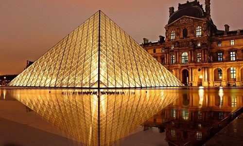  Bảo tàng Louvre ở Paris, Pháp là một trong những bảo tàng nổi tiếng nhất thế giới, với hơn 9 triệu du khách ghé thăm mỗi năm. 70% khách tham gia là khách du lịch.