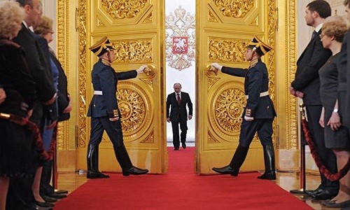 Điện Kremlin còn có tên gọi là Cung điện Kremlin. Điện được xây dựng từ năm 1475, gồm 5 hội trường chính: Alexandrovsky, Vladimirsky, Georgievsky, Ekaterininsky và ngai vàng - Andreevsky. Nhắc đến nước Nga là nhắc đến Điện Kremlin. Điện Kremlin nhanh chóng trở thành biểu tượng tượng trưng cho hình ảnh nước Nga.          