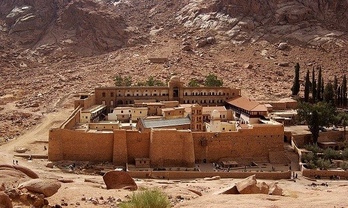 Được xây dựng ở chân núi Sinai, Hoàng đế Justinian đã cho xây dựng  tu viện Saint Catherine trong khoảng thời gian từ năm 527 - 565.