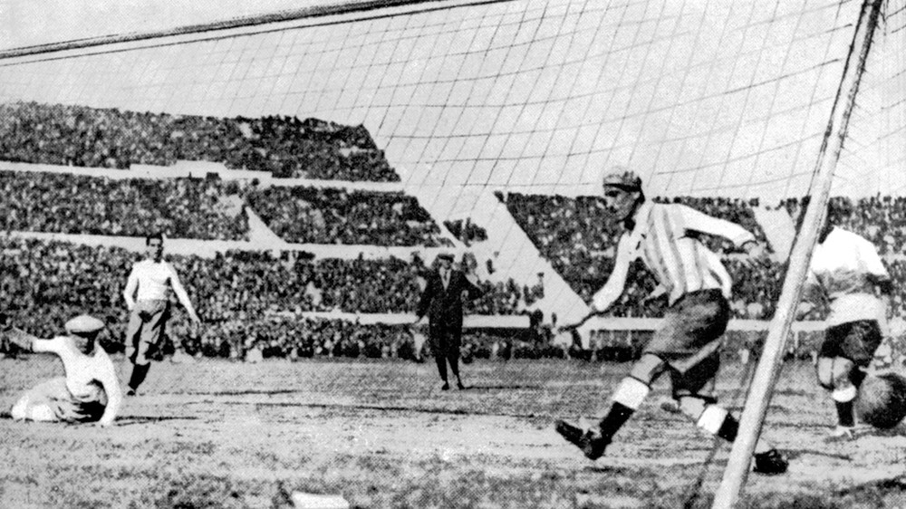  Vòng chung kết World Cup đầu tiên được tổ chức tại Uruguay năm 1930. Khi ấy, 13 đội tuyển tham gia tranh tài. Trong trận chung kết với Argentina, Uruguay giành chiến thắng với tỷ số 4 - 2 và trở thành nhà vô địch World Cup đầu tiên trong lịch sử.