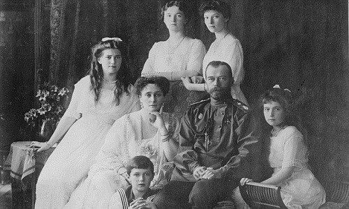  Sa hoàng Nicholas II có 5 người con gồm: 4 công chúa (Olga, Tatiana, Maria, Anastasia) và hoàng tử Alexei. Vào năm 1917, Sa hoàng Nicholas II bị phế truất.