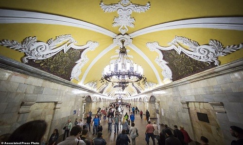 Tính đến năm 2017, Moskva Metro có 247 trạm với tổng chiều dài 346 km phục vụ hơn 12.000 người mỗi năm. Mỗi  trạm tàu điện ngầm được trang trí vô cùng xa hoa, tráng lệ giống như cung điện. Trong ảnh là trạm Komsomolskaya nổi bật với phong cách nghệ thuật thời kỳ Phục Hưng, trụ ốp đá sáng choang, trần nhà mái vòm màu vàng ốp hoa văn tinh xảo.