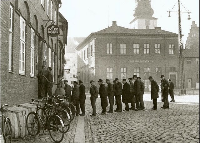  Người dân ở Đan Mạch xếp hàng trước một nhà ăn ở Klostertorv, Ålborg năm 1943.