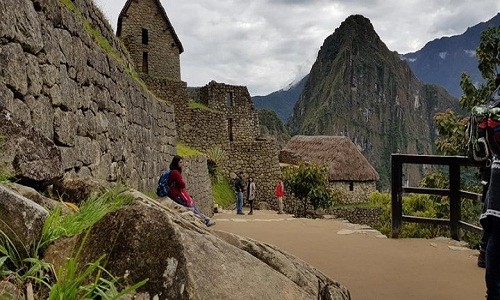 Machu Picchu -  thành phố đã mất của nền văn minh Inca - nằm trên một sườn núi trong thung lũng Urubamba ở Peru, cách thành phố Cusco khoảng 80 km về phía Tây Bắc.