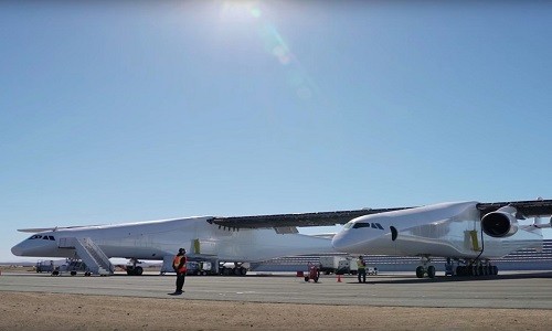 Chiếc  máy bay lớn nhất thế giới có tên gọi Stratolaunch, siêu phi cơ cần đến hai thân máy bay với buồng lái riêng biệt mới có thể vận hành. Nó được thiết kế để phóng tên lửa vào không gian.