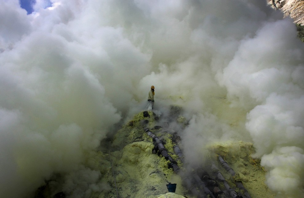 Là một trong những nơi đặc biệt nhất thế giới, núi lửa Kawah Ijen nằm ở Đông Java, Indonesia nổi tiếng với việc khai thác " vàng của quỷ" (The Devil's gold).