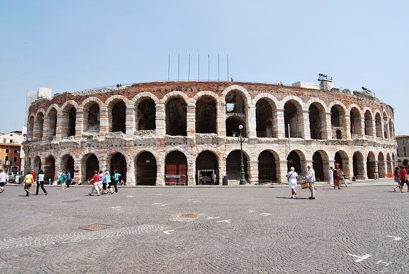 Verona Arena là một trong những  nhà hát La Mã cổ đại đứng sừng sững giữa đất trời suốt nhiều thế kỷ. Được xây dựng vào thế kỷ 1, Verona Arena tọa lạc ở Piazza Bra, Verona, Italy.