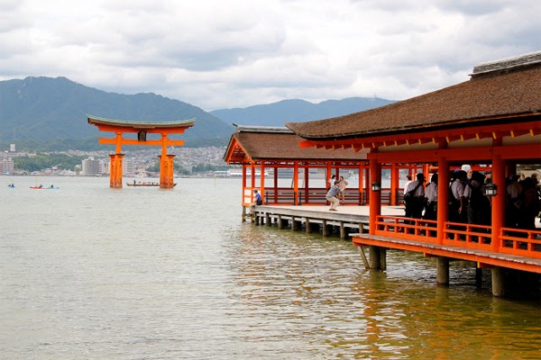 Ngôi đền Itsukushima hay còn gọi là thần xã Itsukushima nằm trên đảo Miyajima thuộc tỉnh Hiroshima, Nhật Bản là một trong những  địa điểm "không được phép chết" nổi tiếng thế giới.