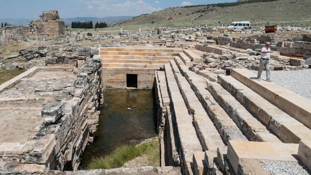 Các chuyên gia đã phát hiện tàn tích ngôi đền tại thành phố cổ Hierapolis ở đất nước Phrygia cổ đại mà ngày nay là thành phố Pamukkale của Thổ Nhĩ Kỳ. Ngôi đền này gắn liền với câu chuyện về “ hơi thở chết chóc” của thần Hades của Hy Lạp (người La Mã gọi vị thần này là Pluto).