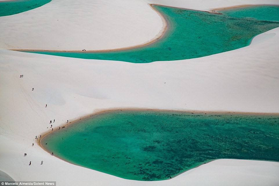 Sa mạc ở công viên quốc gia Lençóis Maranhenses, Brazil nổi tiếng với hàng ngàn hồ nước tuyệt đẹp nằm giữa những đụn cát trắng tinh. Những hồ nước này có làn nước xanh biếc và trong vắt. Nhiệt độ thường xuyên ở mức 30 độ C nên rất nhiều du khách thích bơi lội tại  địa điểm tuyệt đẹp này.