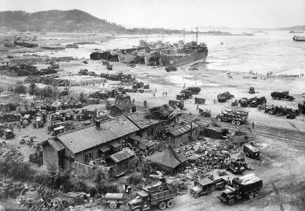 Lực lượng Mỹ đổ bộ tại cảng Inchon ngày 15/9/1950. Đây là một trong những bức ảnh lịch sử về  Chiến tranh Triều Tiên diễn ra từ năm 1951 - 1953.