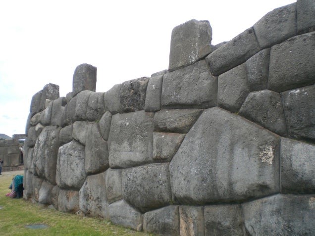 Nằm ở vùng ngoại ô phía bắc của thành phố cổ Cusco (Peru), Sacsayhuaman là một trong những tàn tích nổi tiếng của đế chế Inca.  Kiến trúc cổ xưa này từng bị hoài nghi là do người ngoài hành tinh xây dựng nên.