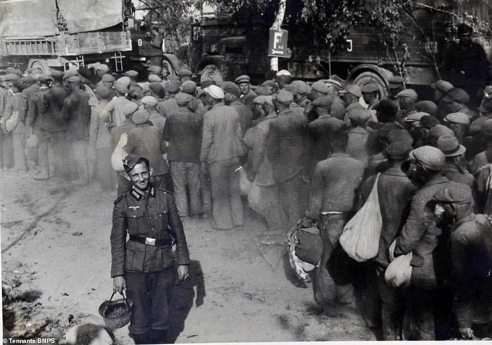 Cuộc tấn công xâm lược Liên Xô của Đức quốc xã bắt đầu vào ngày 22/6/1941. Đến ngày 11/7/1941, quân đội  phát xít Đức đã bắt được hơn 400.000 tù binh chiến tranh ở mặt trận phía Đông.