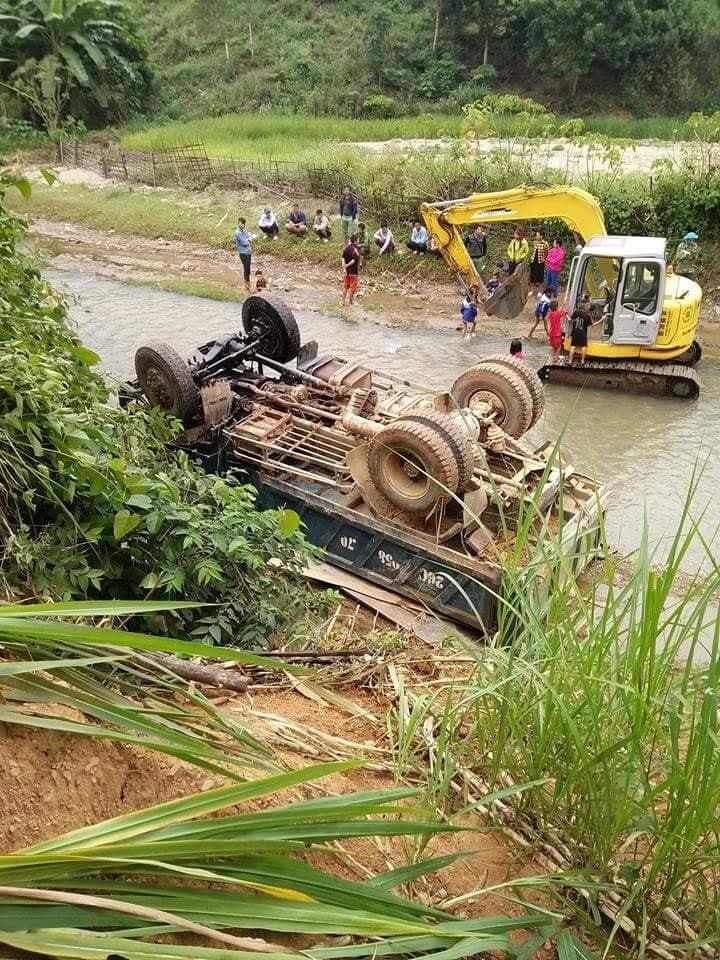 Sơn La: Xe tải mất phanh lao vút xuống suối, nằm ngửa bụng