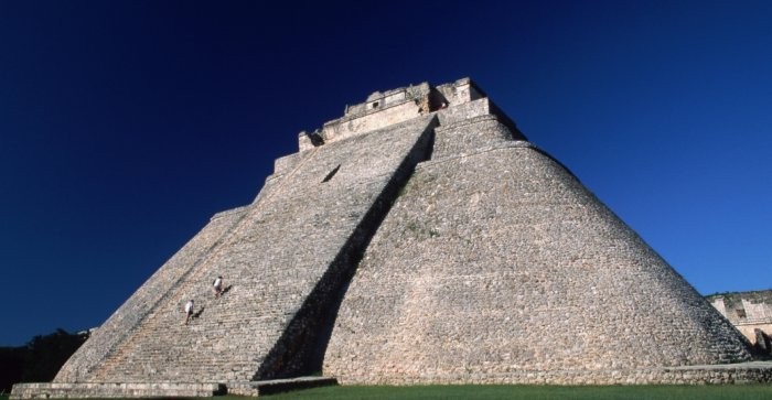  Kim tự tháp Pháp sư tại Uxmal, Mexico còn được biết đến với những tên gọi khác như kim tự tháp Dwarf, Casa el Adivino hay Soothsayer.