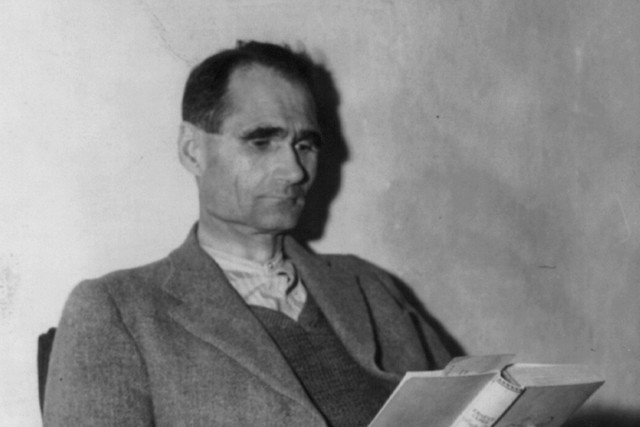 Không phải ai cũng biết "phó tướng" của  Hitler - Rudolf Hess không sinh ra ở Đức. Y chào đời tại Alexandria, Ai Cập. Dù vây, cha mẹ của Rudolf Hess đều là người Đức và thường trở về Đức để nghỉ ngơi mỗi năm.