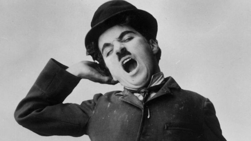 Charlie Chaplin (16/4/1889 – 25/12/1977) còn được biết đến với tên gọi là  vua hề Sác Lô. Ông là một diễn viên, đạo diễn phim hài nổi tiếng người Anh được cả thế giới biết đến.