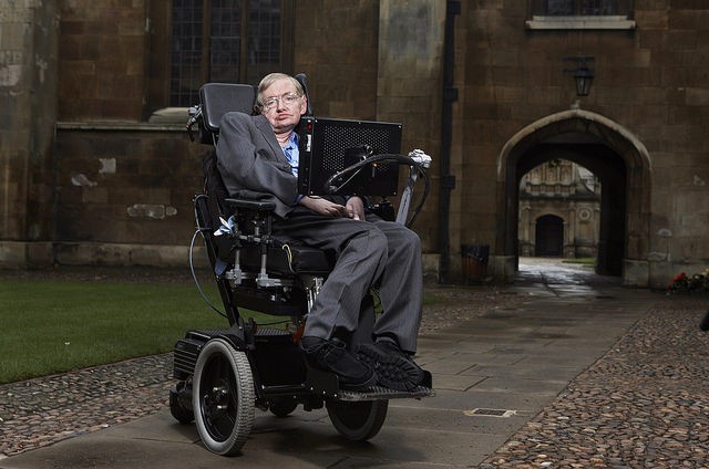 Sinh thời, nhà vật lý Stephen Hawking đưa ra một số  lời tiên đoán về tương lai của nhân loại. Trong số này đáng chú ý là dự đoán của Hawking về việc con người sẽ sống trên hành tinh khác trong 100 năm tới.