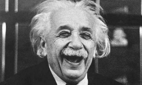 Nhà vật lý  Albert Einstein là một thiên tài nổi tiếng thế giới. Nhà bác học thiên tài người Đức được người đời nhớ đến với thuyết phân tử động, thuyết tương đối hẹp và giả thuyết quang tử lượng. Ông còn là một trong hai trụ cột của vật lý hiện đại.