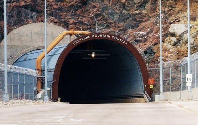 Khu phức hợp quân sự Núi Cheyenne (Cheyenne Mountain Complex) là một trong những  địa điểm được bảo vệ nghiêm ngặt nhất nước Mỹ. Nằm ở vùng núi Cheyenne, Colorado, khu phức hợp này là trung tâm chỉ huy ngầm nằm cách mặt đất 720m.