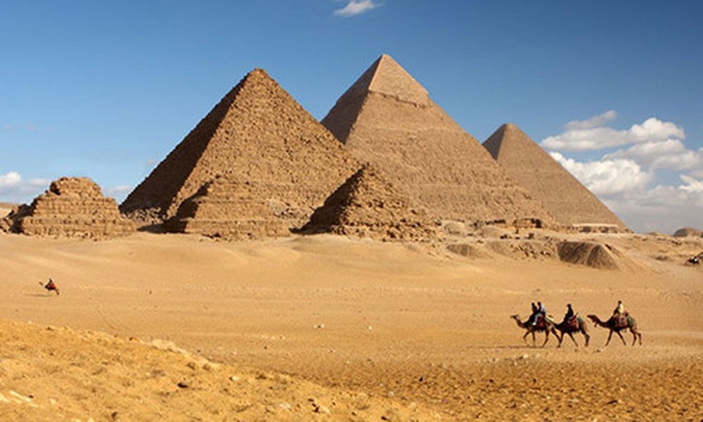 Kim tự tháp Giza là một trong những  di sản trường tồn với thời gian của người Ai Cập cổ đại. Kiến trúc kỳ vĩ này nằm trong cụm 3 kim tự tháp được xây dựng làm lăng mộ cho pharaoh Ai Cập Khufu.